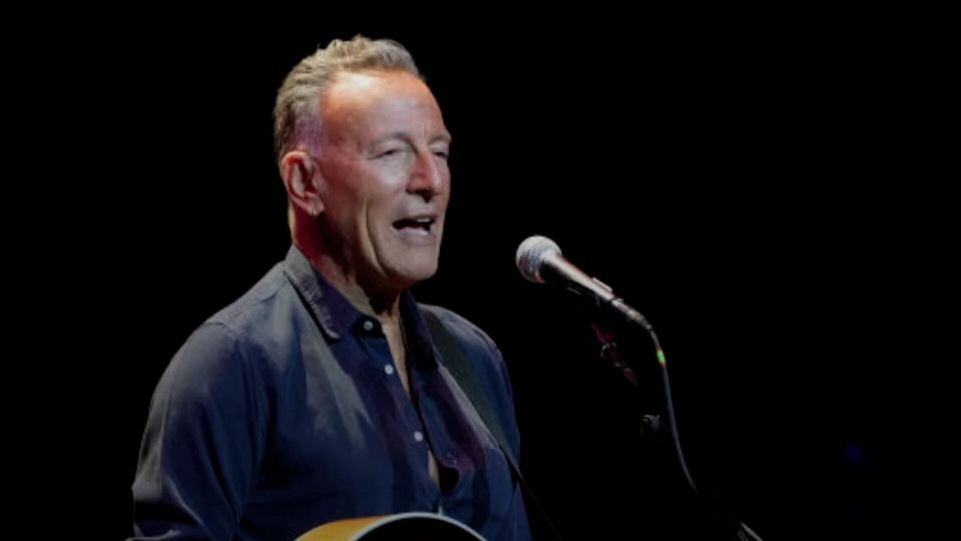 Bruce Springsteen invites Taylor Swift to join him onstage during tour